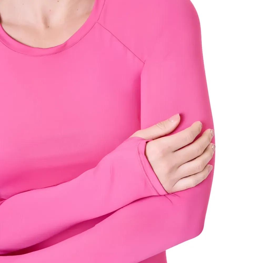 Mulher com blusa feminina rosa de manga longa em pose frontal com braços cruzados